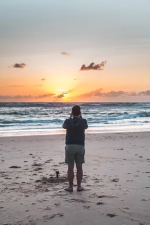 成熟男人海边背影图片_1