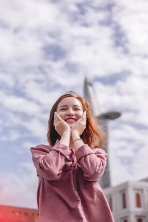 可爱女孩手捧着脸微笑图片_1