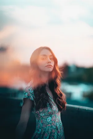 卷发骨感美女写真图片