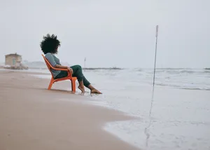 孤独女人海边身影图片_1