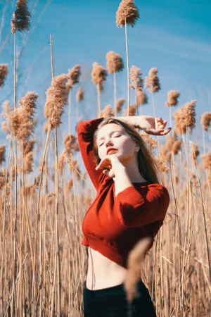 红色衣服女生图片唯美_1