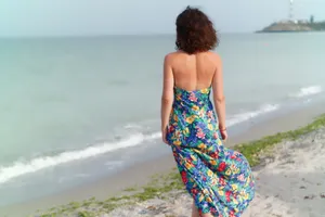 海边美女背影图片