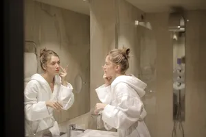 穿着白色浴袍护肤的美女图片