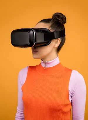 戴着VR眼镜的美女图片第1张
