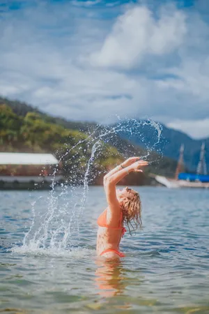 比基尼水中美女艺术