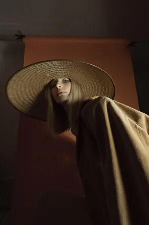 影棚时尚美女写真图片