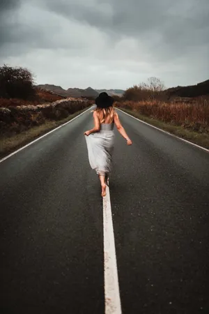美女背影公路写真