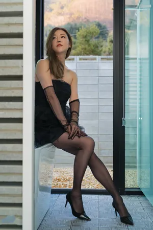 女优黑色袜美女图片
