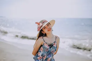 戴草帽美女图片
