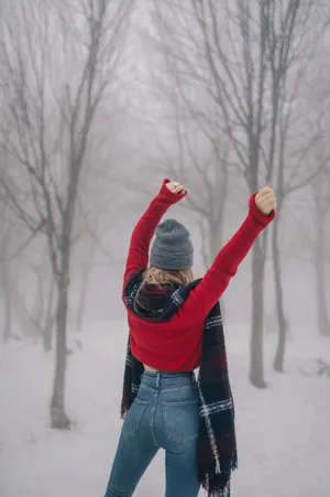 雪景长发美女背影图片