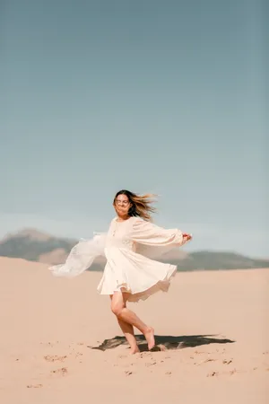 个性美女沙漠写真图片第1张