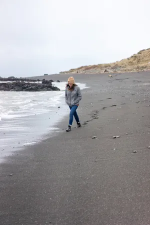 沙滩散步美女图片