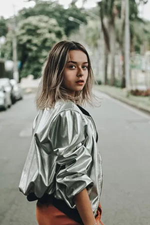 女生回眸背影图片
