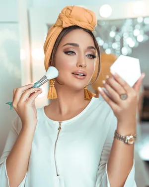 化妆的美女图片