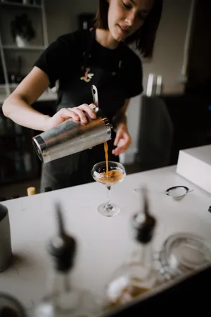 女性自制调酒图片第1张