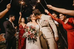 婚礼现场新人拥吻图片第1张