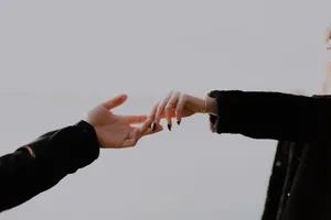 情侣拉手手势图片