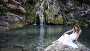 山水风景美女写真图片