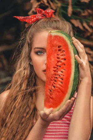 西瓜遮半脸美女图片_1