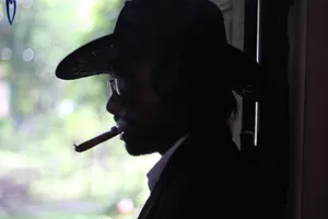 戴墨镜抽烟男人侧脸图片_1