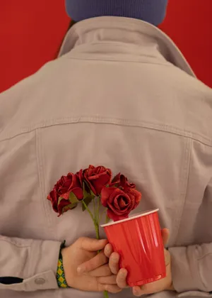 背后手拿花朵图片_1