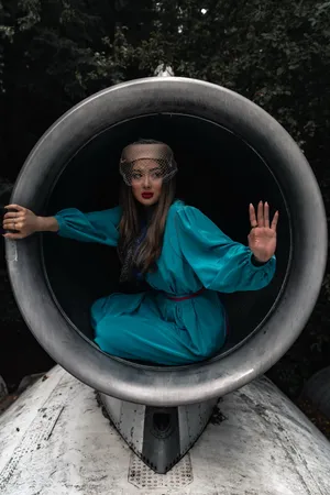 个性艺术美女写真图片第1张
