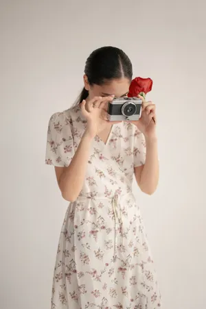 女生拿相机拍照图片_1