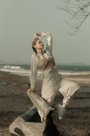 美女海边摆拍图片