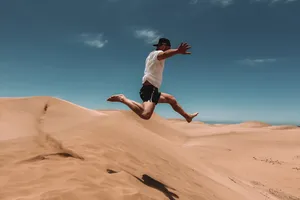 男人沙漠跳跃悬浮摄影
