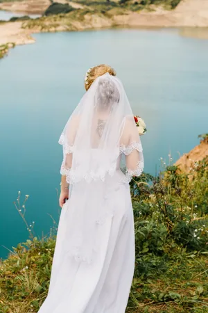 婚纱礼服背影图片第1张
