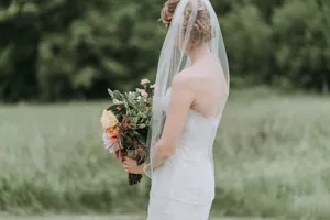 户外个人婚纱背影图片