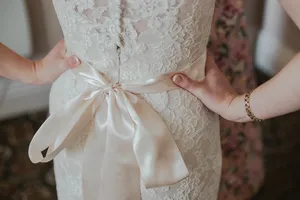 婚纱蝴蝶结腰带特写图片第1张