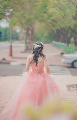 粉色系婚纱照背影图片_1