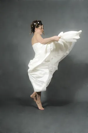欢呼雀跃婚纱美女图片