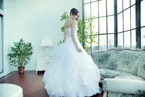 清新女生唯美婚纱图片