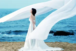 海边婚纱照美女图片_1