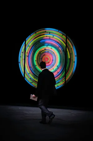 西装男人背影图片第1张