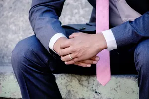 已婚西装商务男士图片第1张