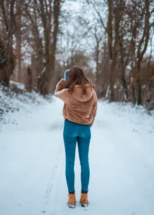 雪地里女生背影图片_1