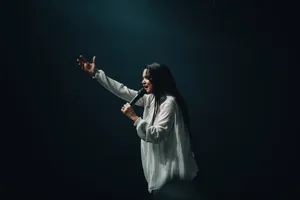 女人演讲图片