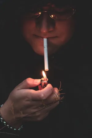 午夜抽烟男人图片_1