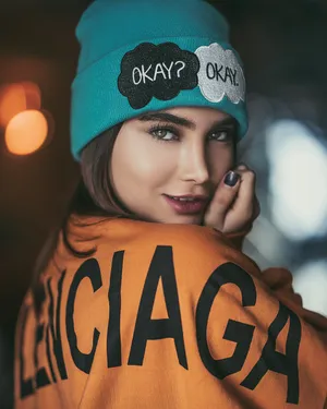 美女戴帽子头像图片_1