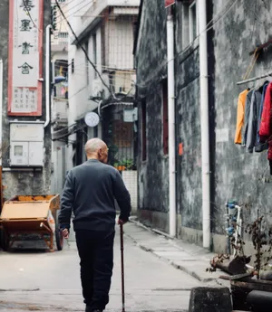 一个孤独老人的背影图片