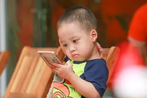 小孩子看手机图片