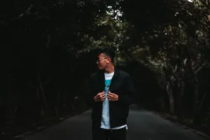 墨镜男生侧面照图片_1