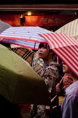 雨中撑伞女生图片_1