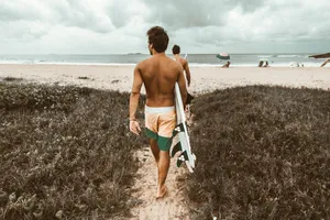 海边男人体背影图片_1