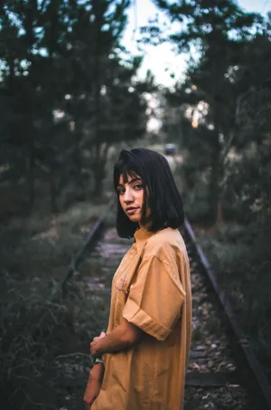 户外铁路女生图片