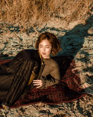 日光浴短发女生图片