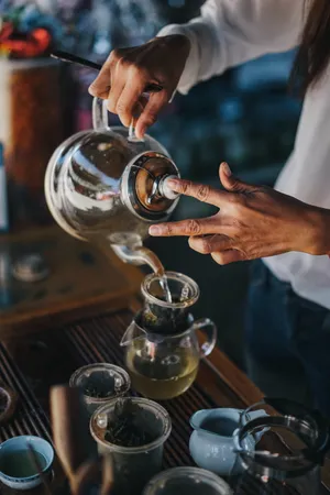 人在泡茶的图片_1